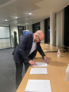 Lars Qvistgaard underskriver aftalen